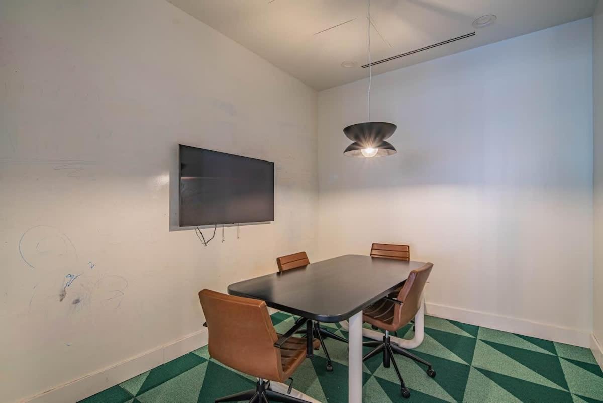 Detailed 2Bd, Highrise Dt, Pool, Gym, Parking, Sleeps 8 Apartment Финикс Екстериор снимка