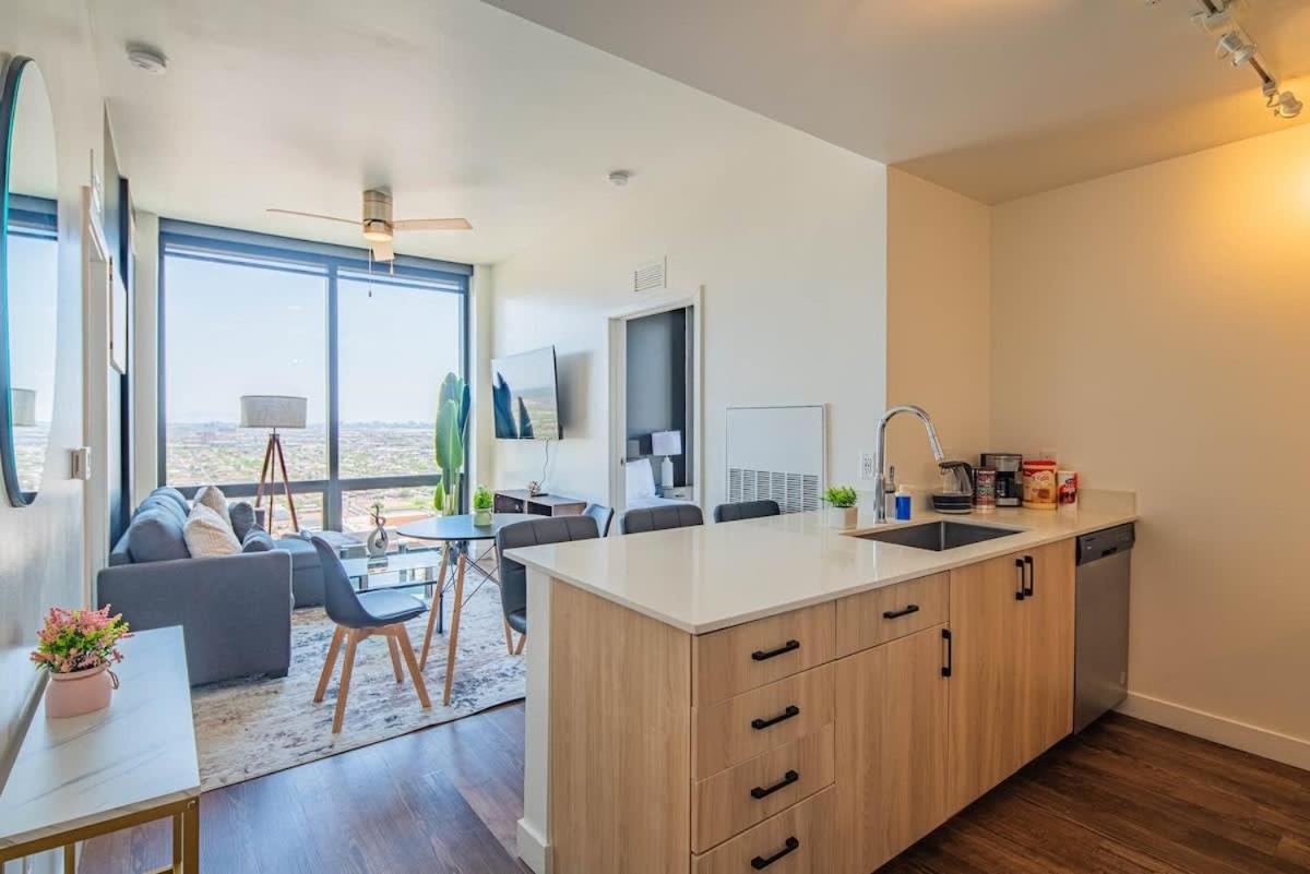 Detailed 2Bd, Highrise Dt, Pool, Gym, Parking, Sleeps 8 Apartment Финикс Екстериор снимка
